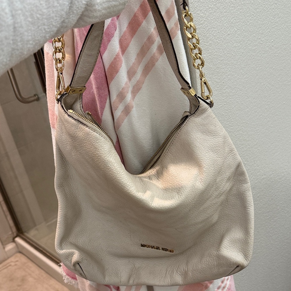 MICHAEL Michael Kors Off-White Shoulder Bag with Gold Accents